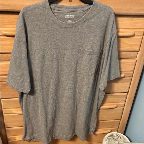 Duluth Trading Co Men's Charcoal Gray Leather Short Sleeve Tee Pocket - Picture 1 of 5